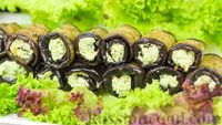 Фото к рецепту: Рулетики из баклажанов с зеленью и сыром