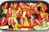 Фото приготовления рецепта: Сочные баклажаны, запечённые с кабачком, помидорами и сладким перцем - шаг №6