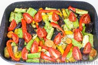 Фото приготовления рецепта: Сочные баклажаны, запечённые с кабачком, помидорами и сладким перцем - шаг №7