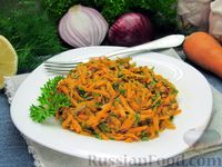 Фото к рецепту: Морковный салат с красным луком, зеленью и медово-горчичной заправкой