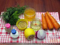 Фото приготовления рецепта: Морковный салат с красным луком, зеленью и медово-горчичной заправкой - шаг №1