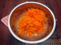 Фото приготовления рецепта: Морковный салат с красным луком, зеленью и медово-горчичной заправкой - шаг №2