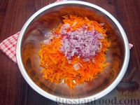 Фото приготовления рецепта: Морковный салат с красным луком, зеленью и медово-горчичной заправкой - шаг №3