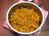 Фото приготовления рецепта: Морковный салат с красным луком, зеленью и медово-горчичной заправкой - шаг №9