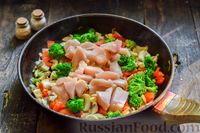 Фото приготовления рецепта: Куриное филе, жаренное с брокколи, сладким перцем и грибами - шаг №8