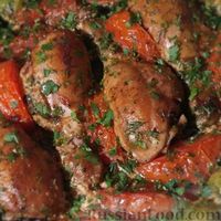 Фото к рецепту: Куриные голени, запечённые с брюссельской капустой и помидорами