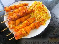 Фото к рецепту: Куриные шашлычки, запечённые с рисом и овощами