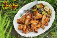 Фото к рецепту: Куриные крылышки и кабачки на мангале