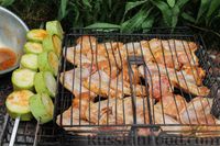 Фото приготовления рецепта: Куриные крылышки и кабачки на мангале - шаг №5