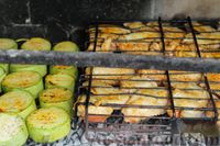 Фото приготовления рецепта: Куриные крылышки и кабачки на мангале - шаг №6