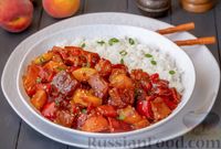 Фото к рецепту: Свинина, тушенная с персиками и овощами, в соево-томатном соусе