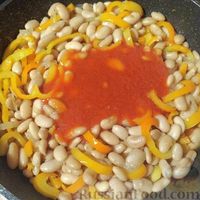 Фото приготовления рецепта: Рыба, запечённая с фасолью, в томатном соусе - шаг №2