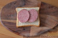 Фото приготовления рецепта: Горячие сэндвичи с колбасой и сыром (на сковороде) - шаг №3