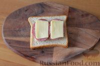 Фото приготовления рецепта: Горячие сэндвичи с колбасой и сыром (на сковороде) - шаг №4