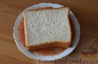 Фото приготовления рецепта: Горячие сэндвичи с колбасой и сыром (на сковороде) - шаг №9