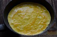 Фото приготовления рецепта: Омлет в лаваше, с колбасой и сыром - шаг №3