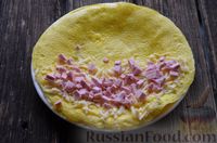 Фото приготовления рецепта: Омлет в лаваше, с колбасой и сыром - шаг №8