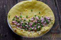Фото приготовления рецепта: Омлет в лаваше, с колбасой и сыром - шаг №9