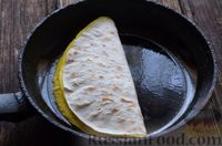Фото приготовления рецепта: Омлет в лаваше, с колбасой и сыром - шаг №10