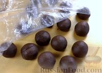 Фото приготовления рецепта: Шоколадные булочки с начинкой, в сахарном сиропе - шаг №6