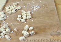 Фото приготовления рецепта: Шоколадные булочки с начинкой, в сахарном сиропе - шаг №7