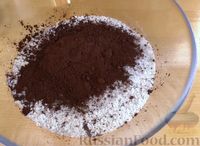 Фото приготовления рецепта: Шоколадные булочки с начинкой, в сахарном сиропе - шаг №3