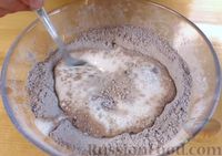 Фото приготовления рецепта: Шоколадные булочки с начинкой, в сахарном сиропе - шаг №4