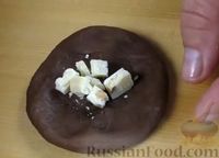 Фото приготовления рецепта: Шоколадные булочки с начинкой, в сахарном сиропе - шаг №8
