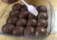 Фото приготовления рецепта: Шоколадные булочки с начинкой, в сахарном сиропе - шаг №10