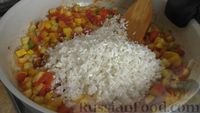 Фото приготовления рецепта: Куриные шашлычки, запечённые с рисом и овощами - шаг №4