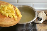 Фото приготовления рецепта: Куриный суп с рисовой лапшой и вешенками - шаг №4