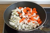 Фото приготовления рецепта: Куриный суп с рисовой лапшой и вешенками - шаг №6