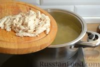 Фото приготовления рецепта: Куриный суп с рисовой лапшой и вешенками - шаг №8