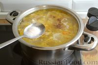 Фото приготовления рецепта: Куриный суп с рисовой лапшой и вешенками - шаг №13