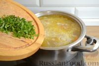 Фото приготовления рецепта: Куриный суп с рисовой лапшой и вешенками - шаг №14