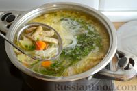 Фото приготовления рецепта: Куриный суп с рисовой лапшой и вешенками - шаг №15