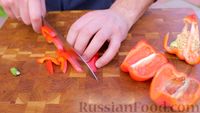 Фото приготовления рецепта: Картофель по-охотничьи, с колбасками и сладким перцем (в казане на костре) - шаг №5