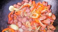 Фото приготовления рецепта: Картофель по-охотничьи, с колбасками и сладким перцем (в казане на костре) - шаг №9