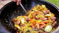 Фото приготовления рецепта: Картофель по-охотничьи, с колбасками и сладким перцем (в казане на костре) - шаг №10