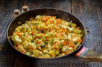 Фото приготовления рецепта: Овощное рагу с курицей, баклажанами, капустой и картошкой - шаг №7
