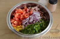 Фото приготовления рецепта: Салат со стручковой фасолью, ветчиной, помидорами и кукурузой - шаг №8