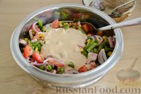 Фото приготовления рецепта: Салат со стручковой фасолью, ветчиной, помидорами и кукурузой - шаг №11