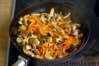 Фото приготовления рецепта: Запечённый минтай в томатном соусе с грибами и овощами - шаг №7