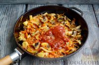 Фото приготовления рецепта: Запечённый минтай в томатном соусе с грибами и овощами - шаг №8