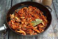Фото приготовления рецепта: Запечённый минтай в томатном соусе с грибами и овощами - шаг №9