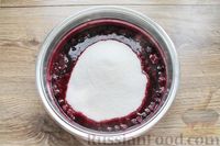 Фото приготовления рецепта: Варенье-желе из чёрной смородины с целыми ягодами - шаг №5