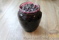 Фото приготовления рецепта: Варенье-желе из чёрной смородины с целыми ягодами - шаг №9