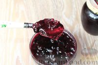 Фото приготовления рецепта: Варенье-желе из чёрной смородины с целыми ягодами - шаг №11