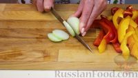 Фото приготовления рецепта: Сочные баклажаны, запечённые с кабачком, помидорами и сладким перцем - шаг №2