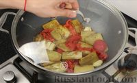 Фото приготовления рецепта: Баклажаны, тушенные с помидорами и чесноком - шаг №9